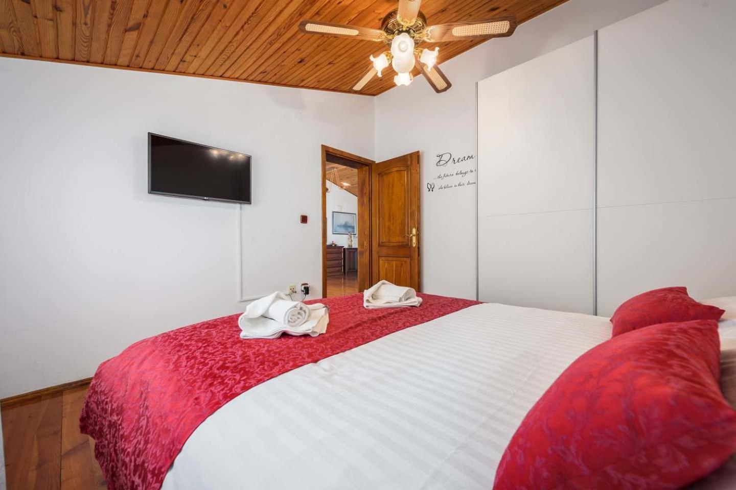 Vila Eufemia Near With Large Garden And Outdoor Playground For Kids